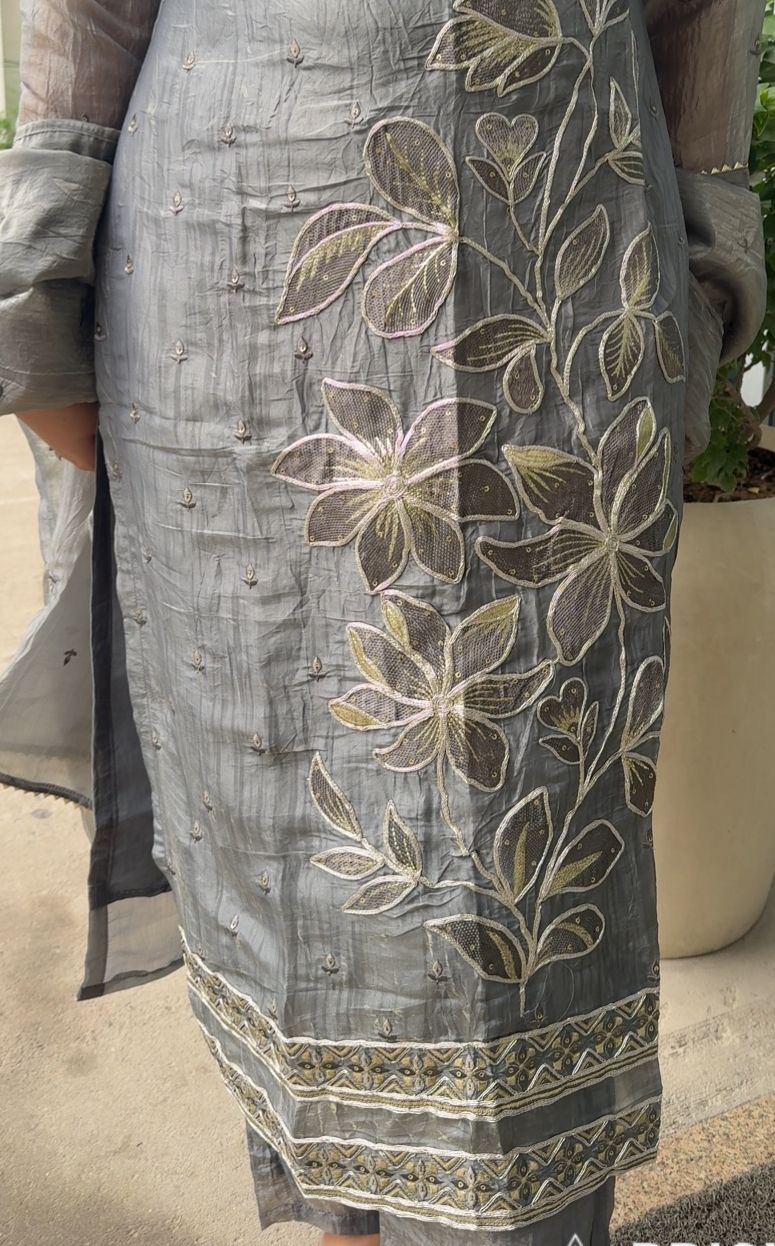 Roohi🩶 | Grey Organza Embroidered Kurta Pant Dupatta Set